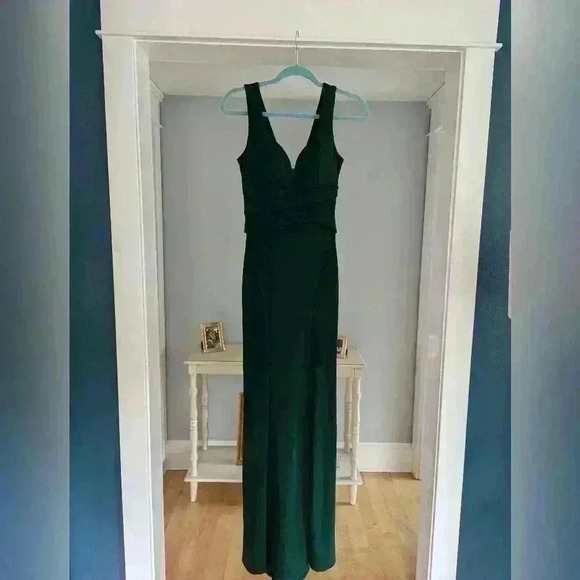 Emerald Green Windsor Sundae Sweetheart Side-Slit Gown - Picture 3 of 9